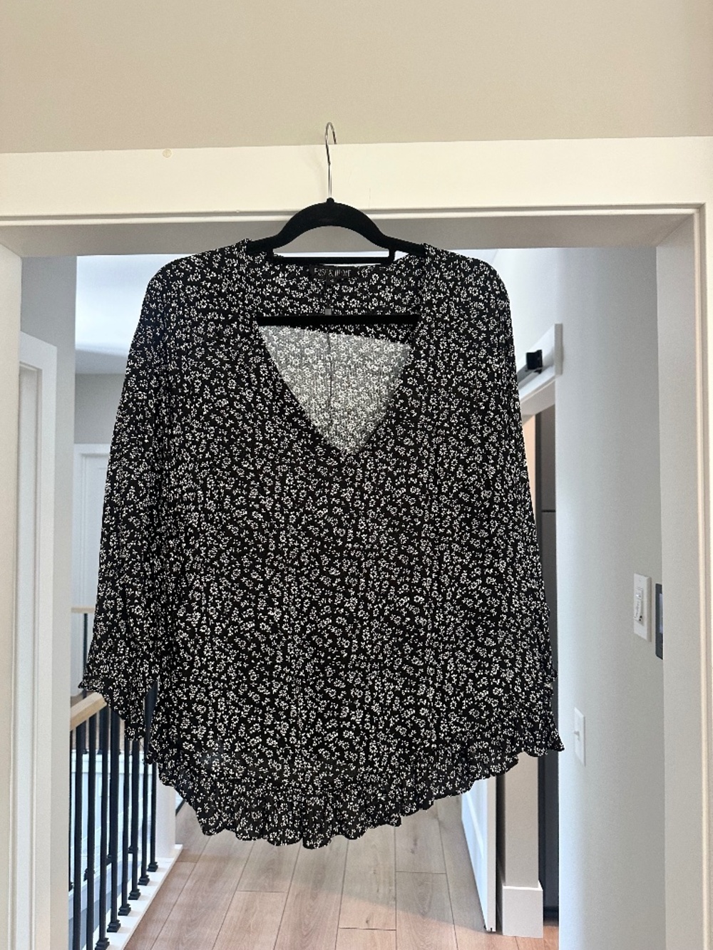 Rose and Thyme Black and White V Neck, 3/4 Sleeve Blouse XL